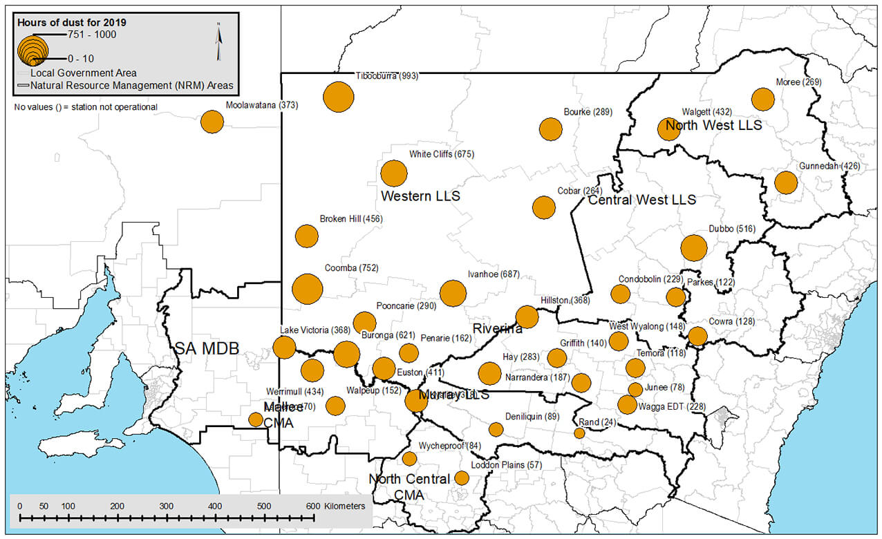 Graph of NSW showing the hours of dust activity recorded in 2019 across the NSW rural air quality monitoring network, showing close to 1,000 hours in western and north-western parts of the State (numbers in brackets).